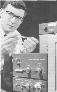 21 Ian McWilliam A.O. inventor of flame ionisation detector with early commercial detector. - bxtai0683t
